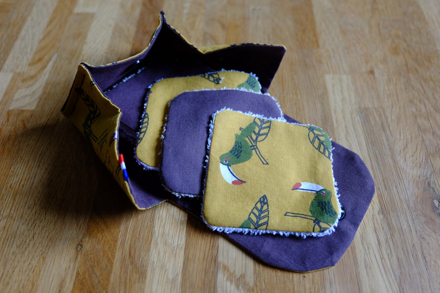 pochette de rangement et lot de lingette lavable. accessoire de voyage pratique et utile. parfait pour la consommation zéro déchet.