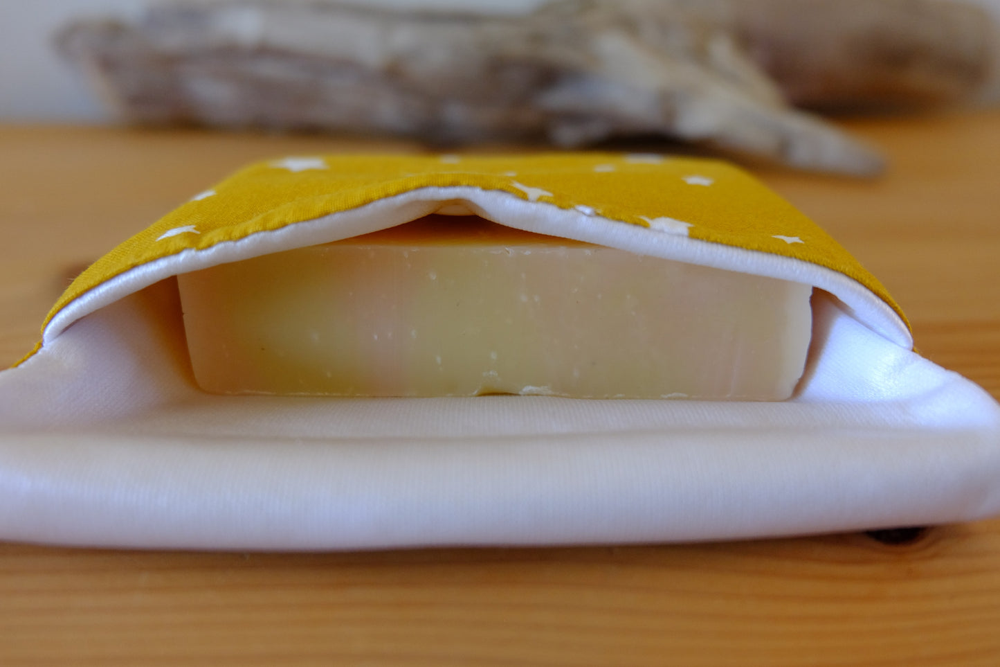 pochette à savon imperméable de couleur jaune moutarde avec des étoiles blanches.