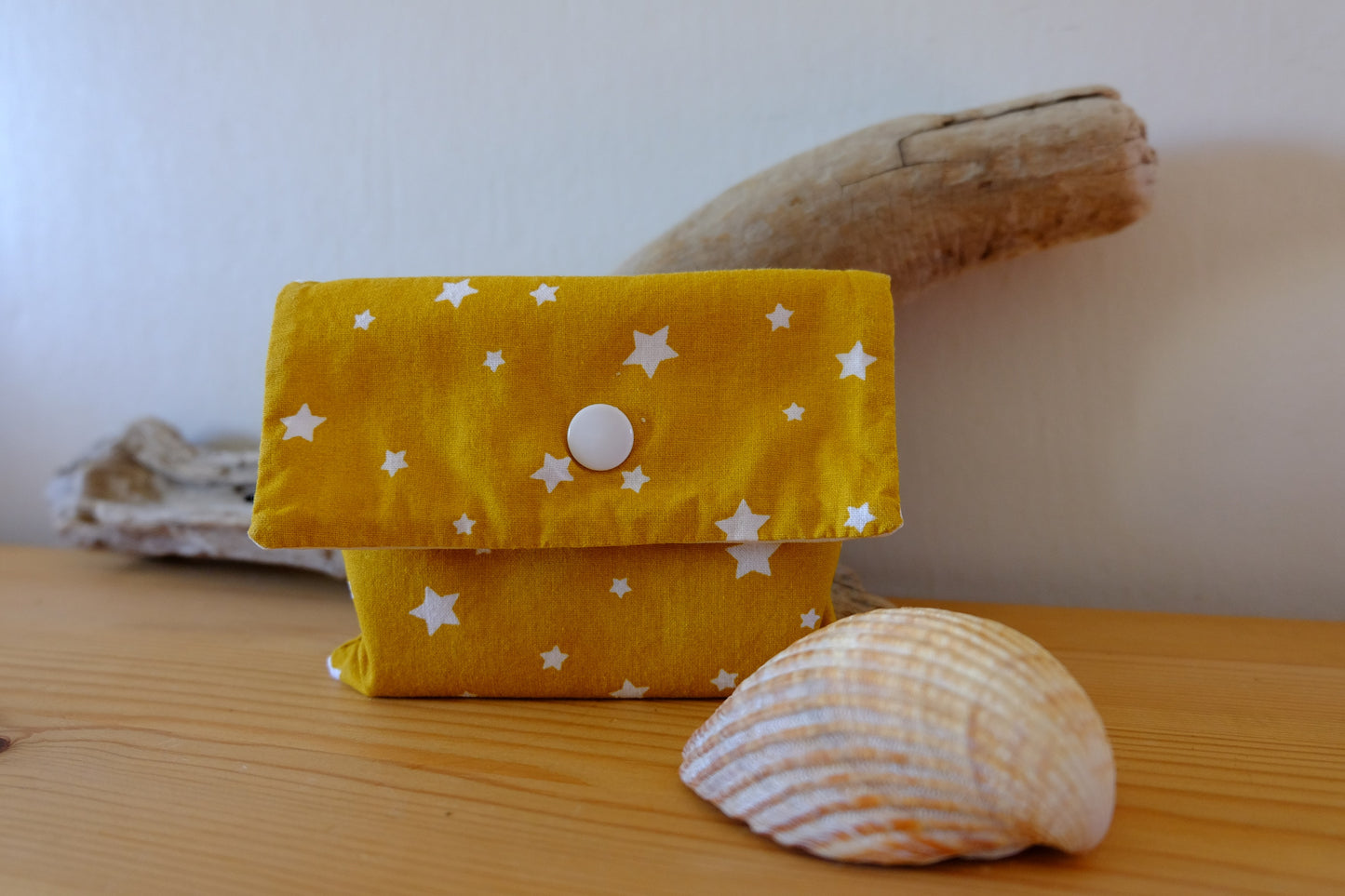 pochette à savon imperméable de couleur jaune moutarde avec des étoiles blanches.