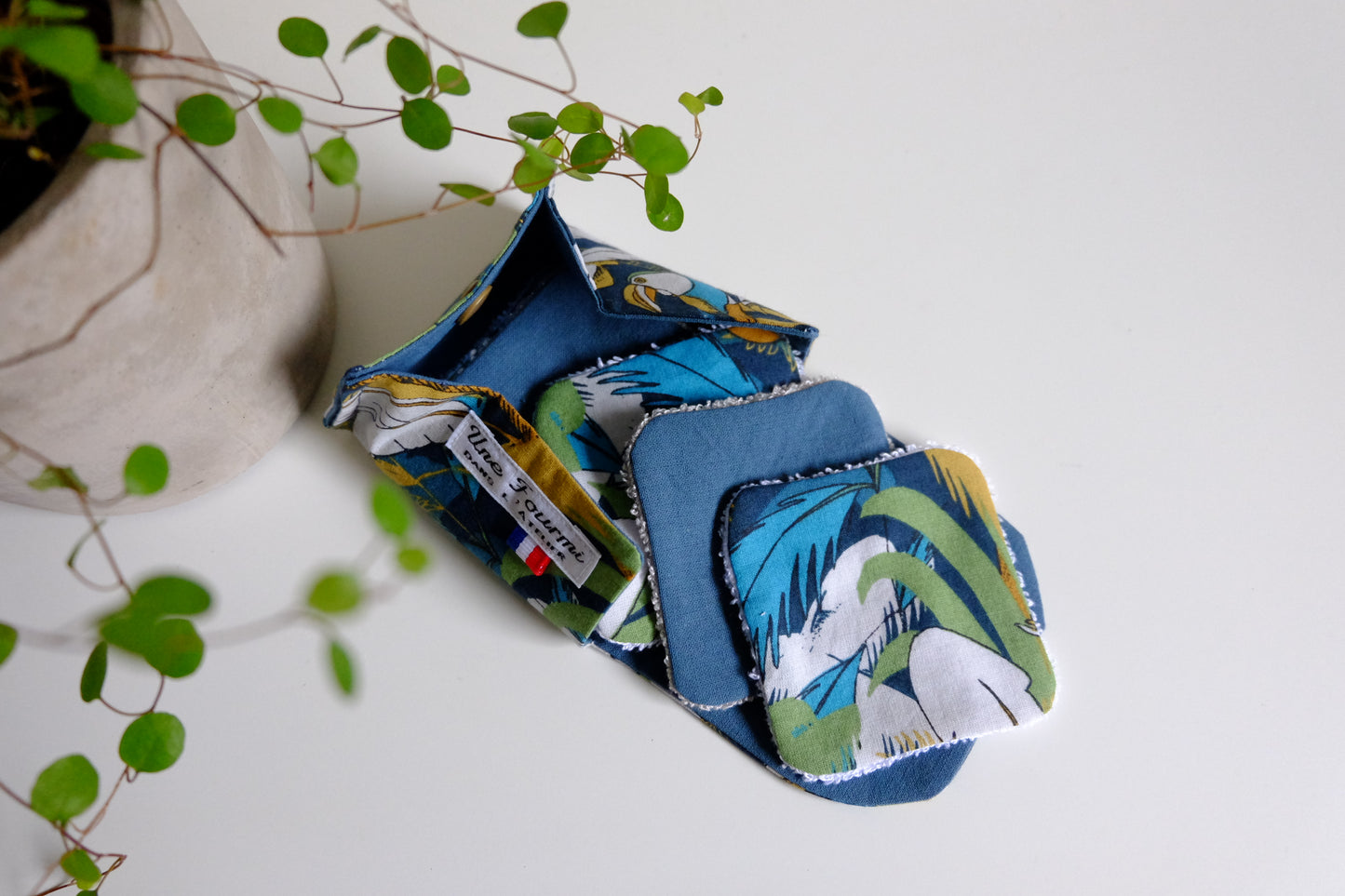 pochette de rangement et lot de lingette lavable. accessoire de voyage pratique et utile. parfait pour la consommation zéro déchet.