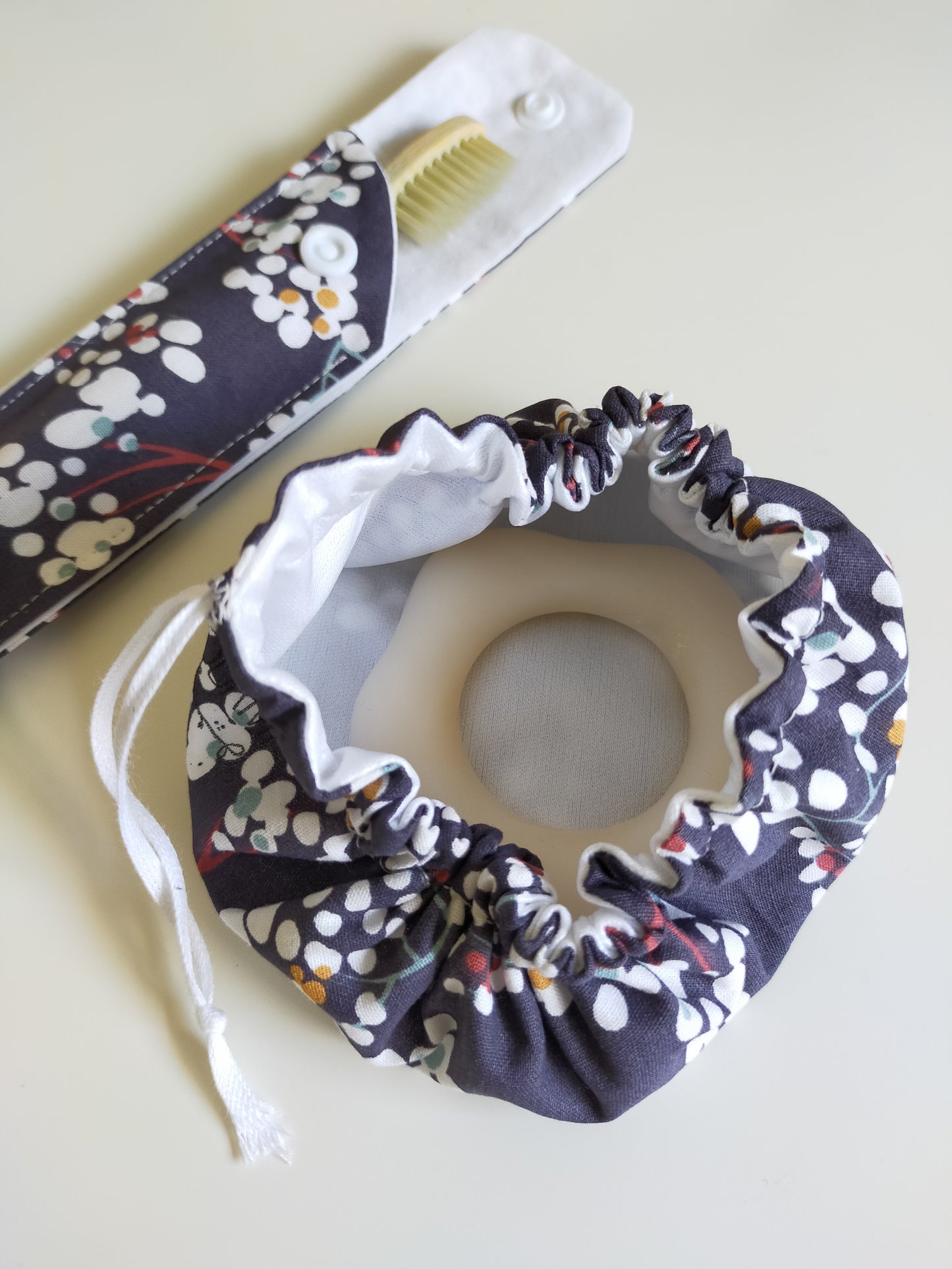 bourse imperméable pour rangement et conservation des cosmétiques solides avec lien de suspension. étui pour brosse à dent. accessoires de voyage dans la trousse de toilette. tissu avec fleurs de cerisier