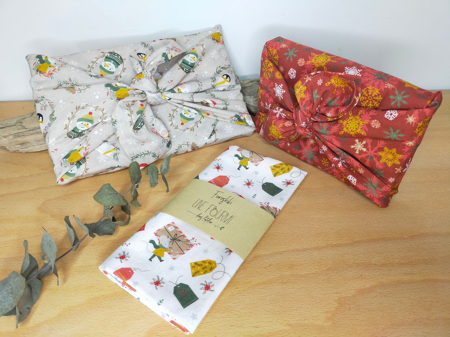 furoshiki sur le thème de Noel avec 3 tissus en coton biologique dans les tons gris, blanc ou rouge. emballage cadeau réutilisable et lavable, accessoire écologique et zéro déchet.