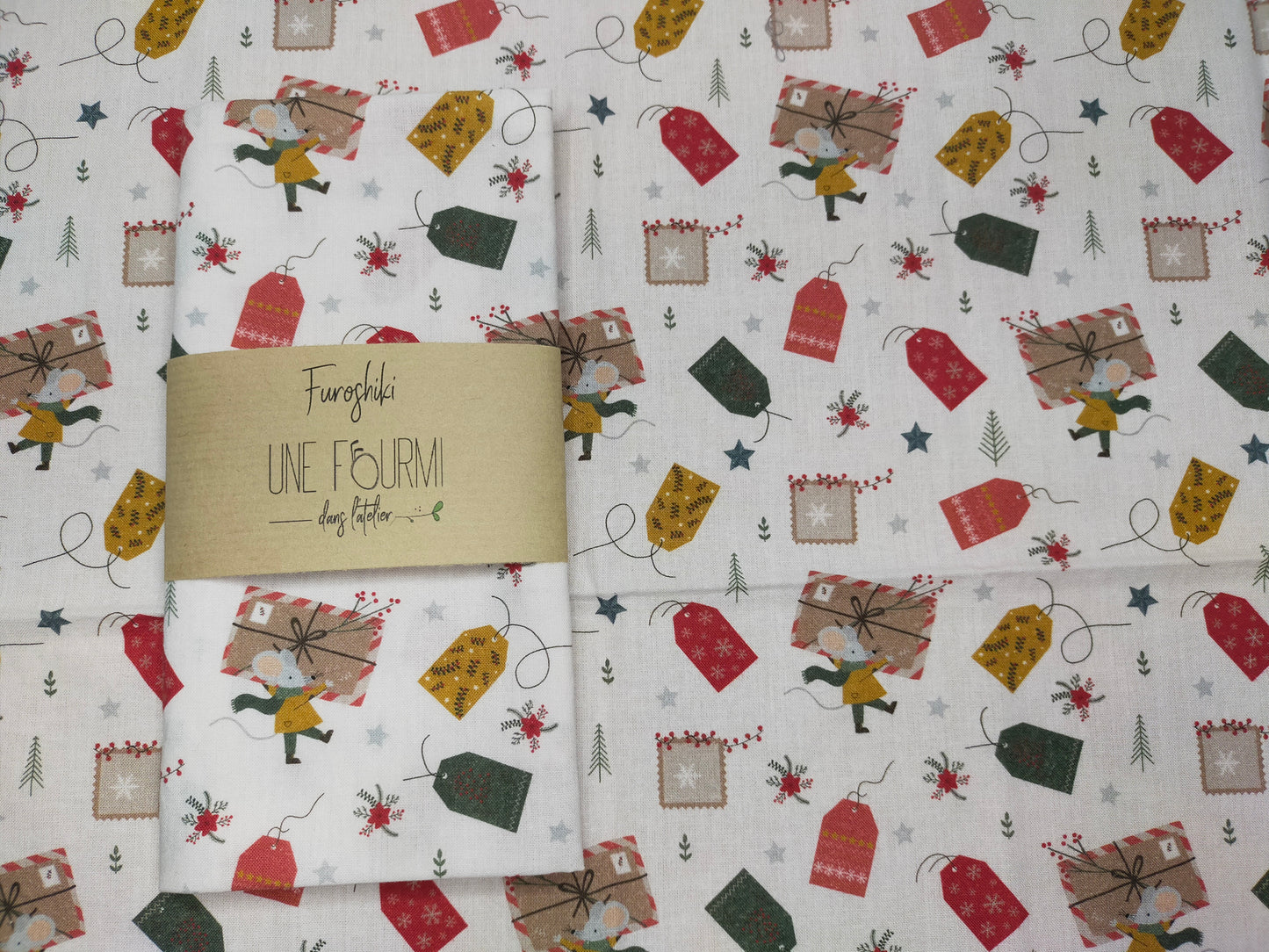 tissus en coton sur fond blanc et des motifs d'étiquettes de Noel et de petites souris dans les tons verts, jaune, blanc et rouge.