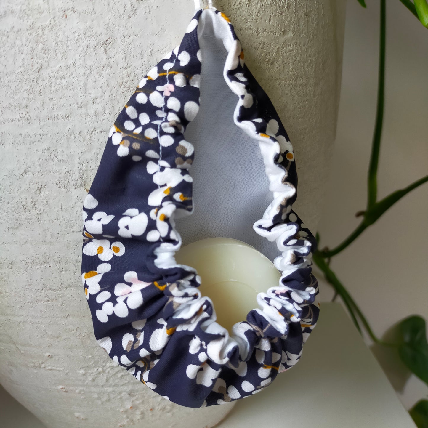 bourse imperméable à poser ou à suspendre pour rangement des cosmétiques solides. tissus bleu marine aux motifs de fleurs de cerisier. accessoire de salle de bain et trousse toilette. pratique et utile en camping