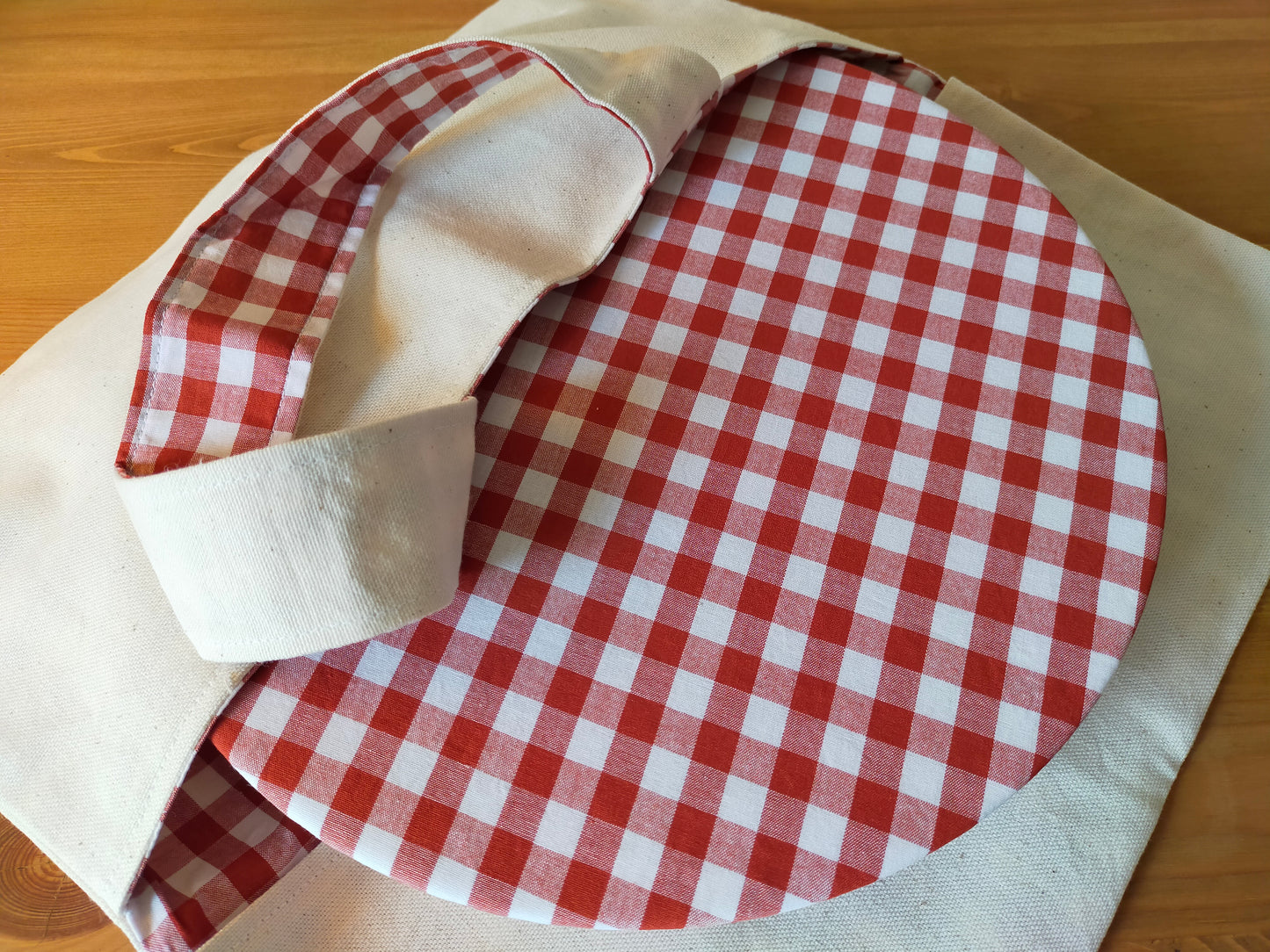 sac à tarte en toile coton écru avec doublure en coton vichy rouge. charlotte couvre plat assortie, accessoire zéro déchet en cuisine. pratique pour le transport des tartes
