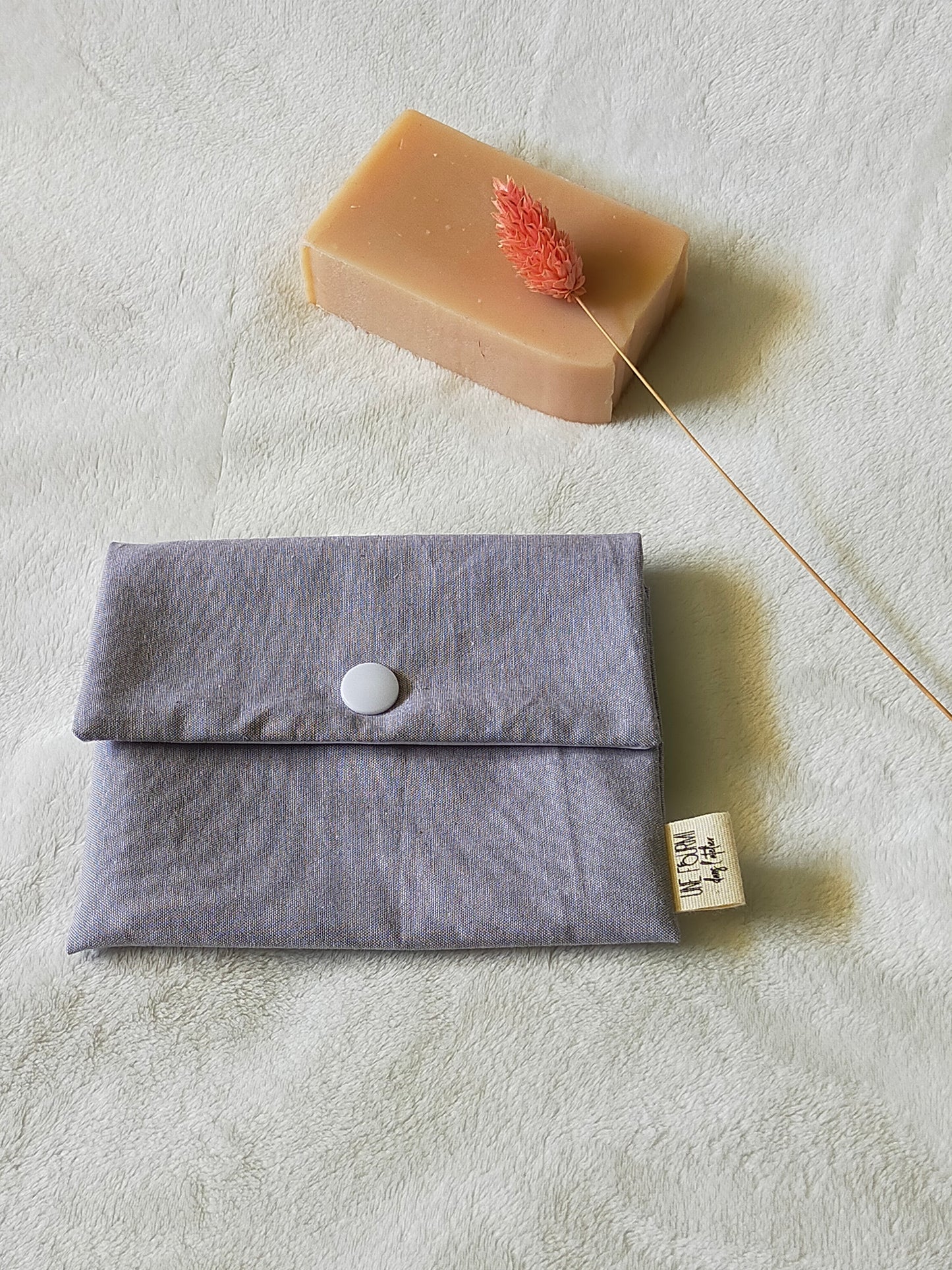 vue de dessus d'une pochette à savon imperméable en chambray de coton et de couleur unie gri pastel