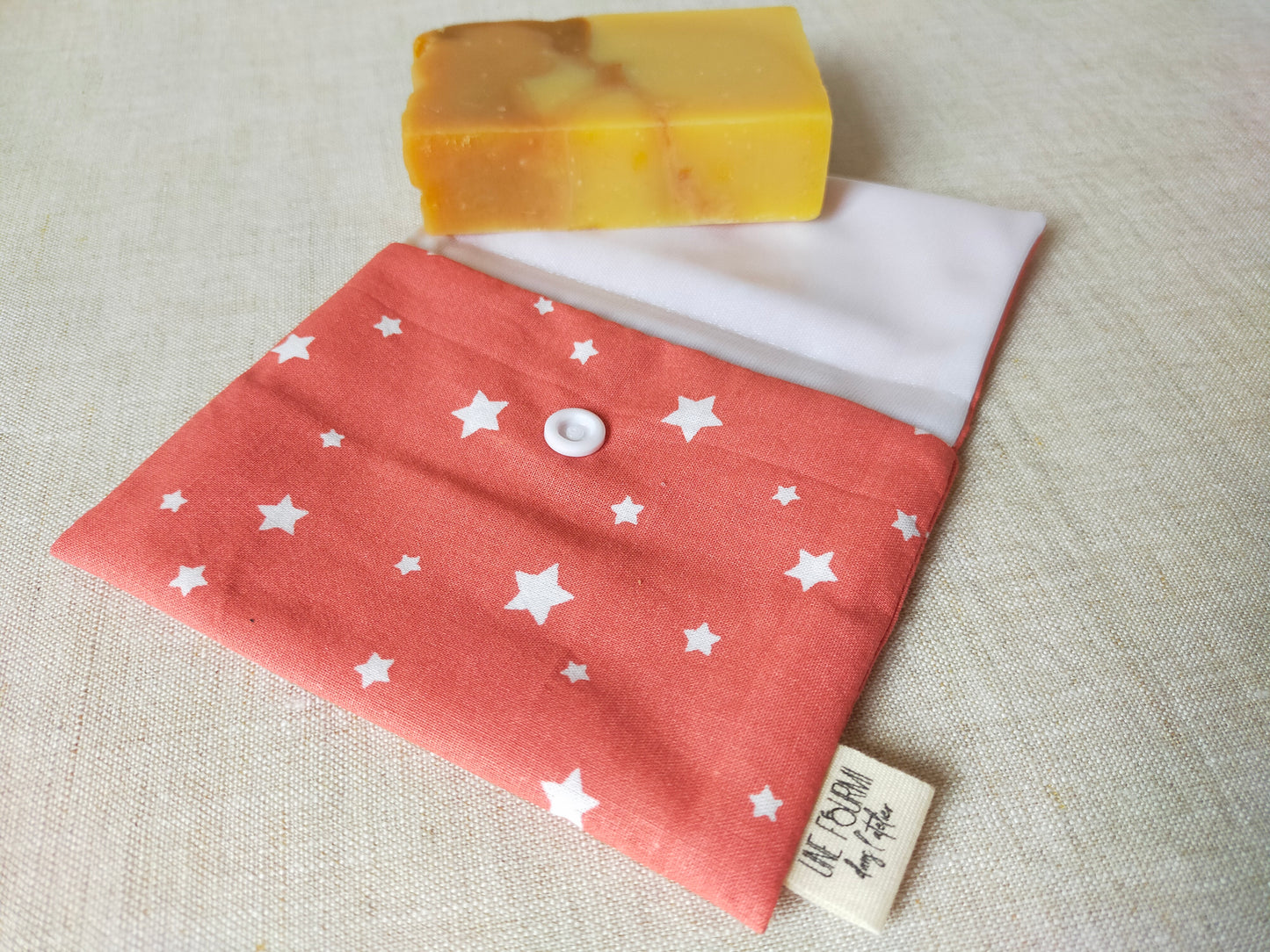 pochette à savon imperméable de couleur rose avec des étoiles blanches.