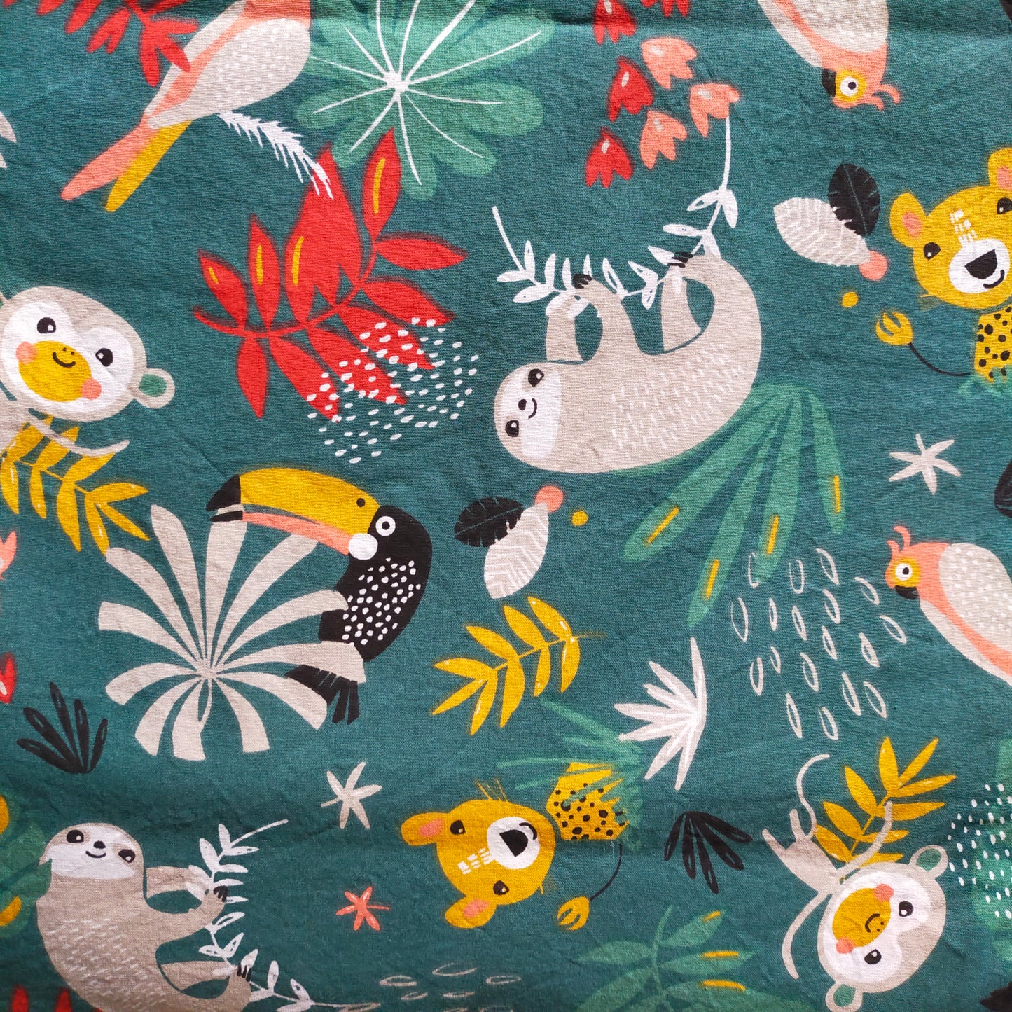 cretonne de coton de couleur vert émeraude avec des motifs animaux de la jungle.