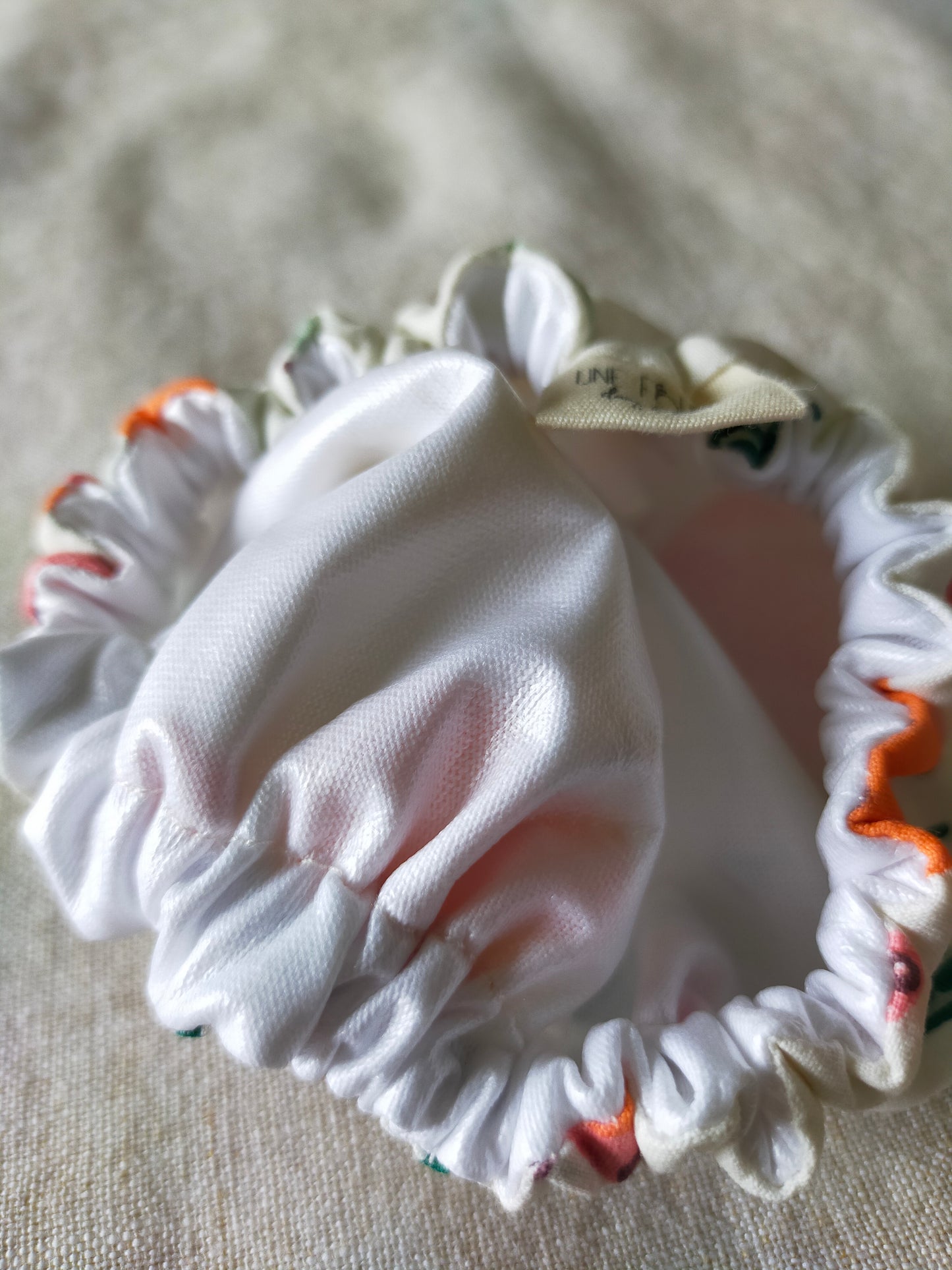 vue de dessous d'une mini charlotte couvre plat avec la doublure en pul blanc.