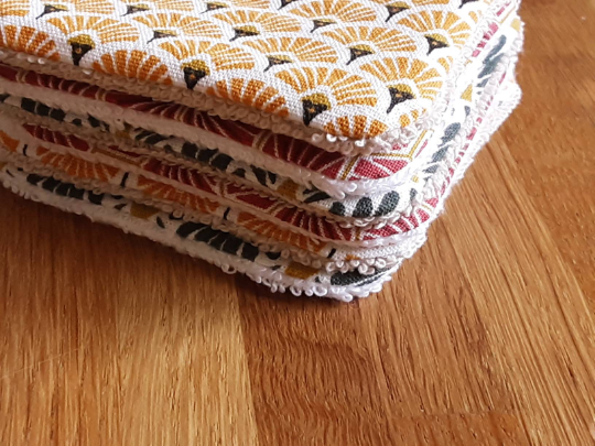 zoom sur les lingettes lavables en coton et éponge de bambou. accessoire de toilette zéro déchet