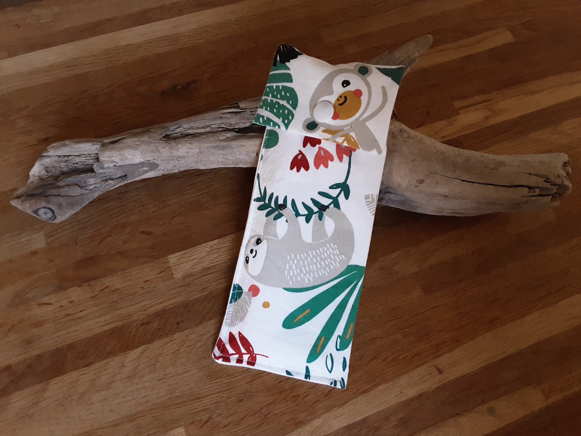 étui pour brosse à dent et dentifrice pour enfant. Couleur blanc avec des motifs de la jungle et des dessins d'animaux, singe, paresseux, tigres etc... accessoire de voyage utile et pratique, trousse de toilette pour enfant