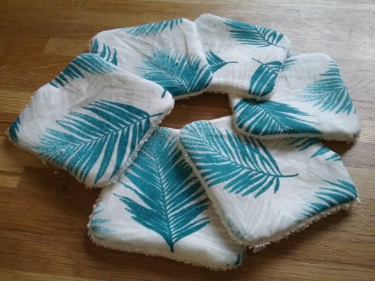 Lot de lingettes lavables en coton et éponge de bambou. salle de bain zéro déchet et consommation éco responsable. Routine skincare. accessoire de voyage utile et pratique dans la trousse de toilette