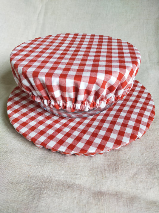 Charlotte couvre plat grande taille pour plat à tarte, tissu vichy rouge, ambiance champetre. Doublure en PUL, matière résistante. Accessoire zéro déchet pour la cuisine