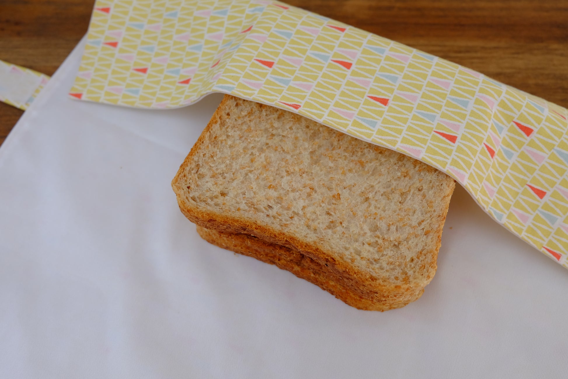 emballage en tissu pour sandwich, accessoire de rando et zéro déchet. doublure en PUL, matériau imperméable. pochette alimentaire pratique pour les pique nique