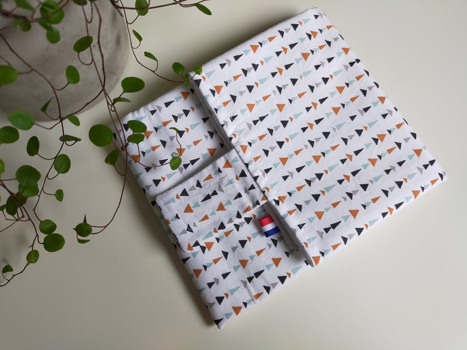 emballage en tissu pour sandwich de couleurs blanc, orange et gris. accessoire de rando et zéro déchet. doublure en PUL, matériau imperméable. pochette alimentaire pratique pour les pique nique