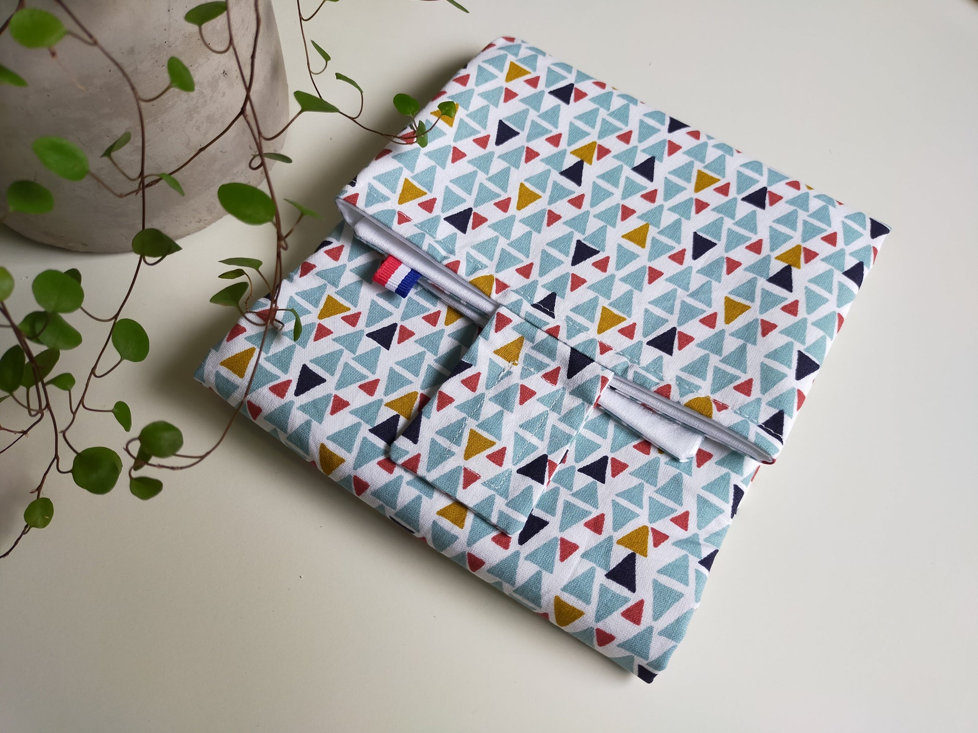 emballage en tissu pour sandwich dans les tons bleu, blanc, orange et gris, accessoire de rando et zéro déchet. doublure en PUL, matériau imperméable. pochette alimentaire pratique pour les pique nique