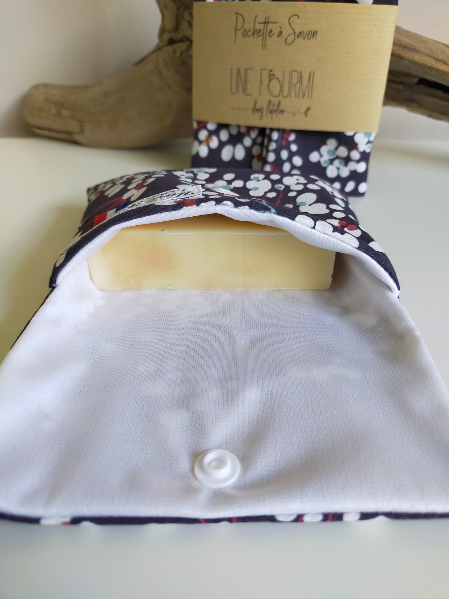 zoom sur la doublure imperméable en PUL de la pochette à savon, matière résistante et respirante qui laisse le savon sécher. accessoire de voyage pour la trousse de toilette, consommation zéro déchet