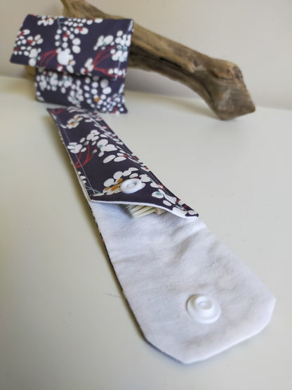 etui de rangement pour brosse à dent en coton, fermeture par pression. Doublure de couleur blanche. Accessoire utile et pratique à mettre dans la trousse de toilette