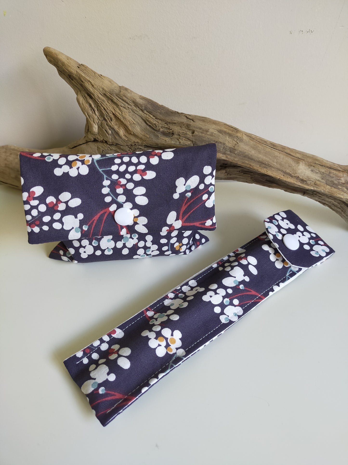 ensemble d'accessoire de toilette avec une pochette à savon imperméable et un étui pour brosse à dent. tissu de couleur bleu marine et motifs avec fleurs de cerisiers. pratique et utile en roadtrip