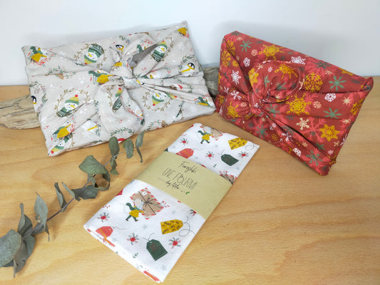 furoshiki sur le thème de Noel avec 3 tissus en coton biologique dans les tons gris,  blanc ou rouge. emballage cadeau réutilisable et lavable, accessoire écologique et zéro déchet.