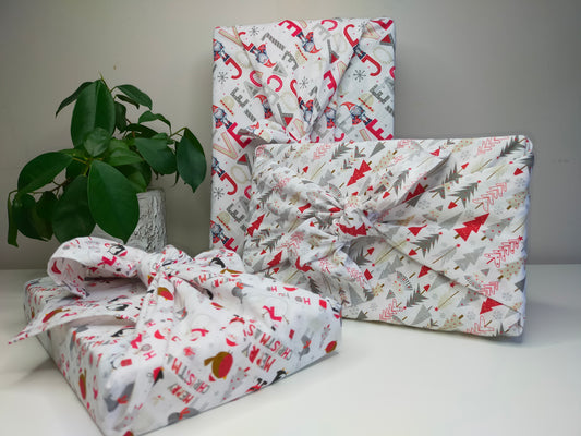 furoshiki sur le thème de Noel avec 3 tissus différents dans les tons blanc, rouge et gris. emballage cadeau réutilisable et lavable, accessoire écologique et zéro déchet.