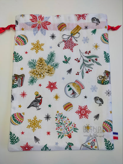 pochon pour emballage cadeau, tissu sur le thème de Noel avec fond blanc et motifs de sapin, boule à neige, oiseaux