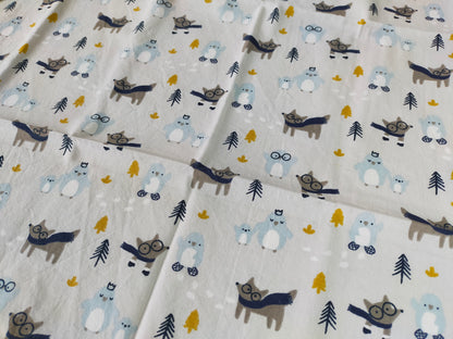 tissu en coton fond gris clair et motifs enfants loups et pingouins