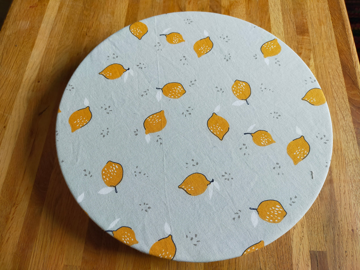 Charlotte couvre plat en coton avec motifs de citrons et doublure en PUL. Couleurs gris et jaune