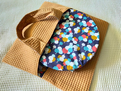 Sac à tarte réversible en coton avec des motifs de ballons colorés et nid d'abeille de couleur camel. Charlotte couvre plat en coton avec motifs de ballons et doublure en PUL. Couleur jaune, camel, rouge, marine et blanc