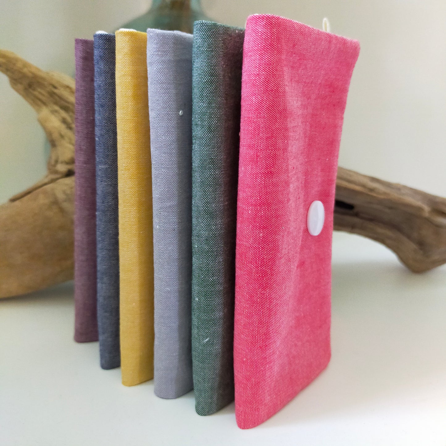 vue latérale des 6 pochettes à savon en coton de couleur uni: rose, vert, gris, jaune, bleu et violet