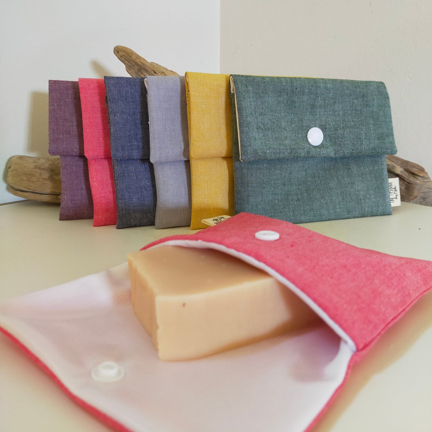 présentation de 6 pochettes imperméables à savon, 6 coloris: vert, jaune, gris, bleu, rouge et mauve