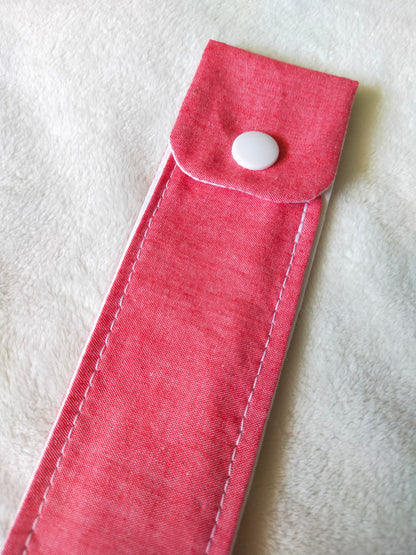 étui pour brosse à dent rouge ou rose avec une fermeture par pression. accessoire utile et pratique pour partir en week end