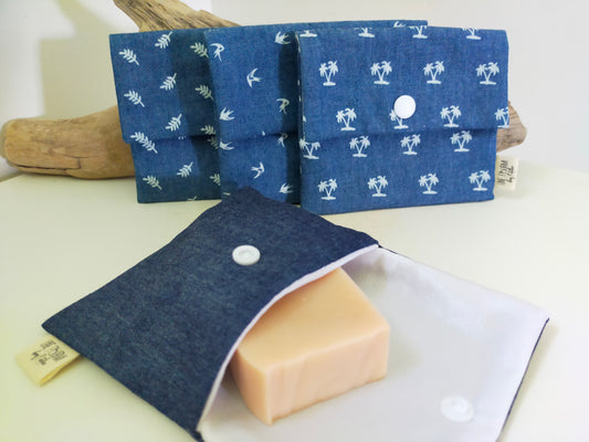 Présentation des différents motifs de pochettes à savon en chambray de coton couleur blue jean: unie, palmiers, oiseaux et fougères