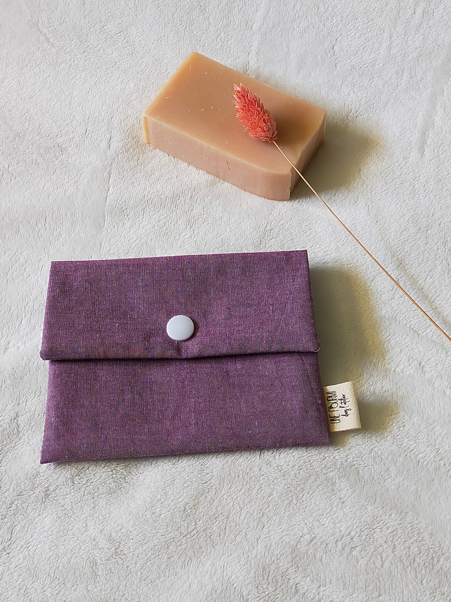 vue de dessus d'une pochette à savon en chambray de coton et de couleur uni violet pastel