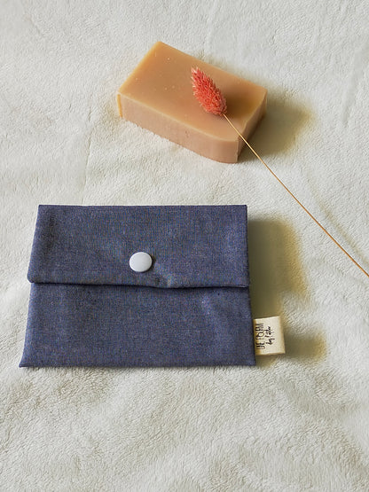 vue de dessus d'une pochette à savon en coton et de couleur uni blue jean