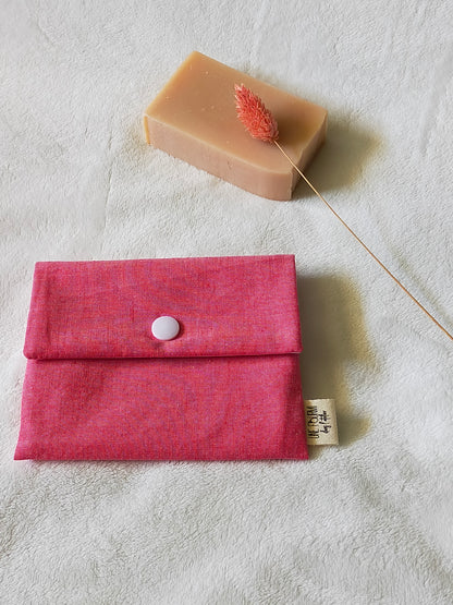 vue de dessus d'une pochette à savon en chambray de coton et de couleur uni rouge rose