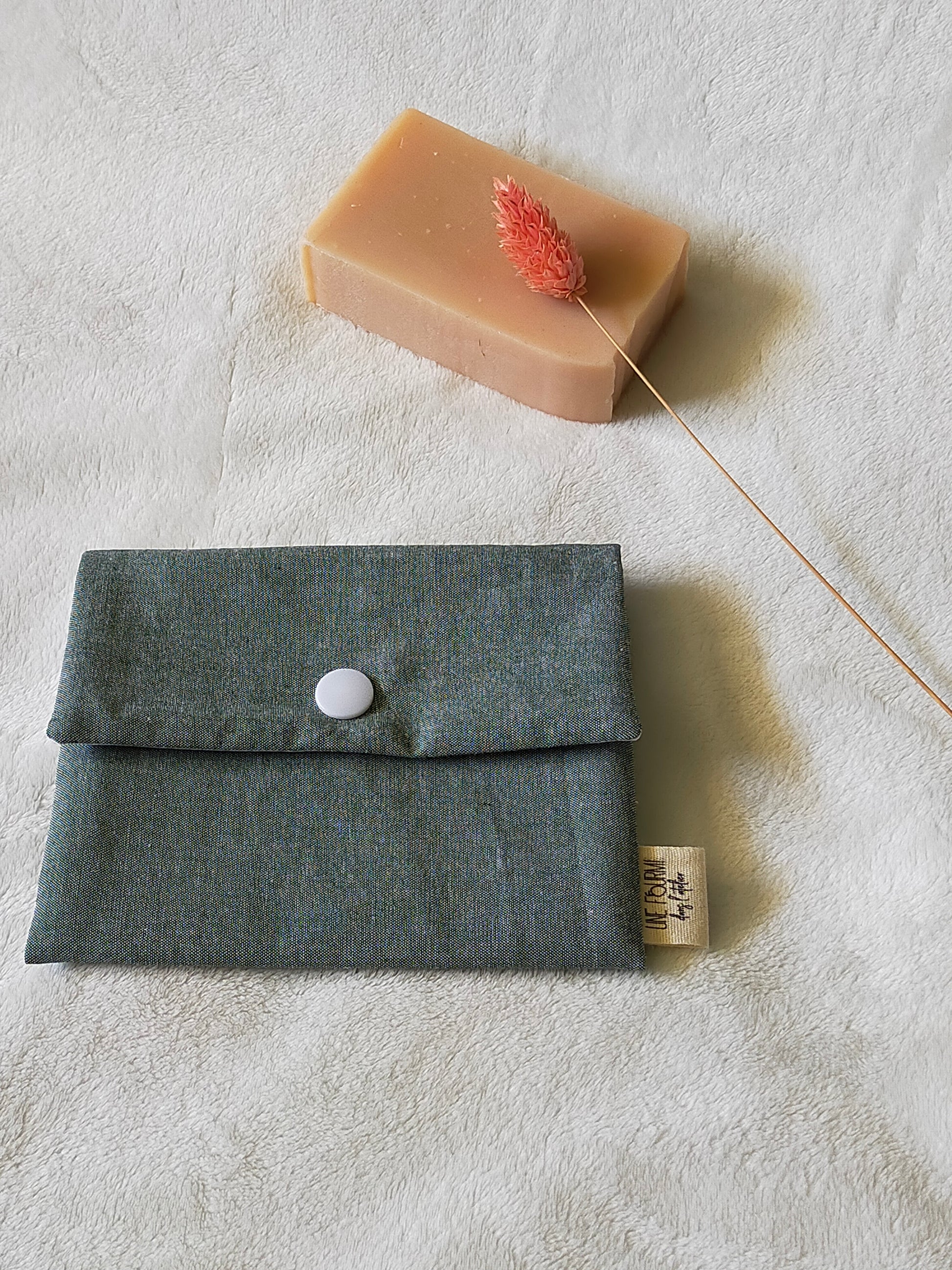 vue de dessus d'une pochette à savon en chambray de coton et de couleur uni vert sapin pastel