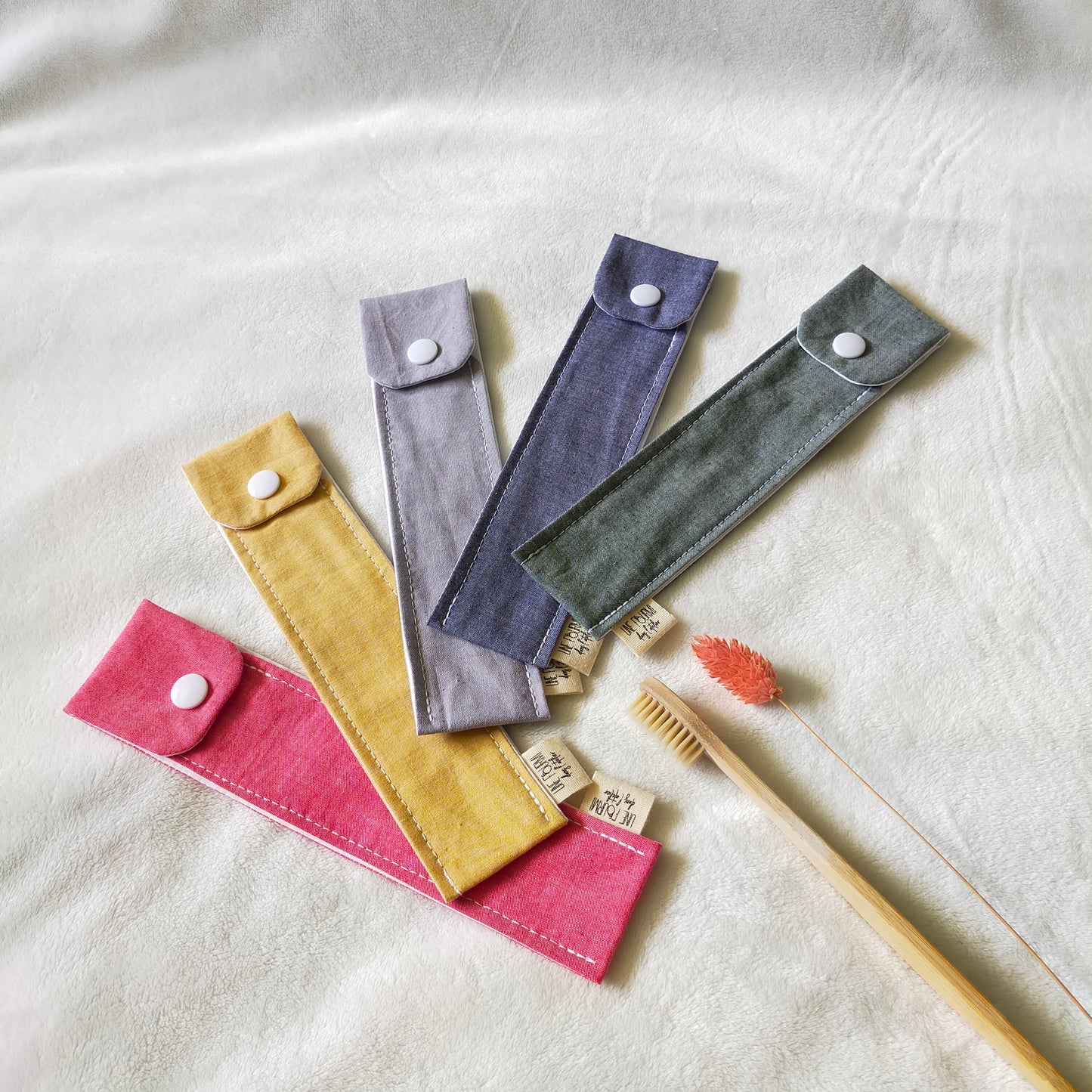 Etui brosse à dent, accessoire de voyage à mettre dans la trousse de toilette. 5 coloris: bleu, rouge, jaune, gris et vert