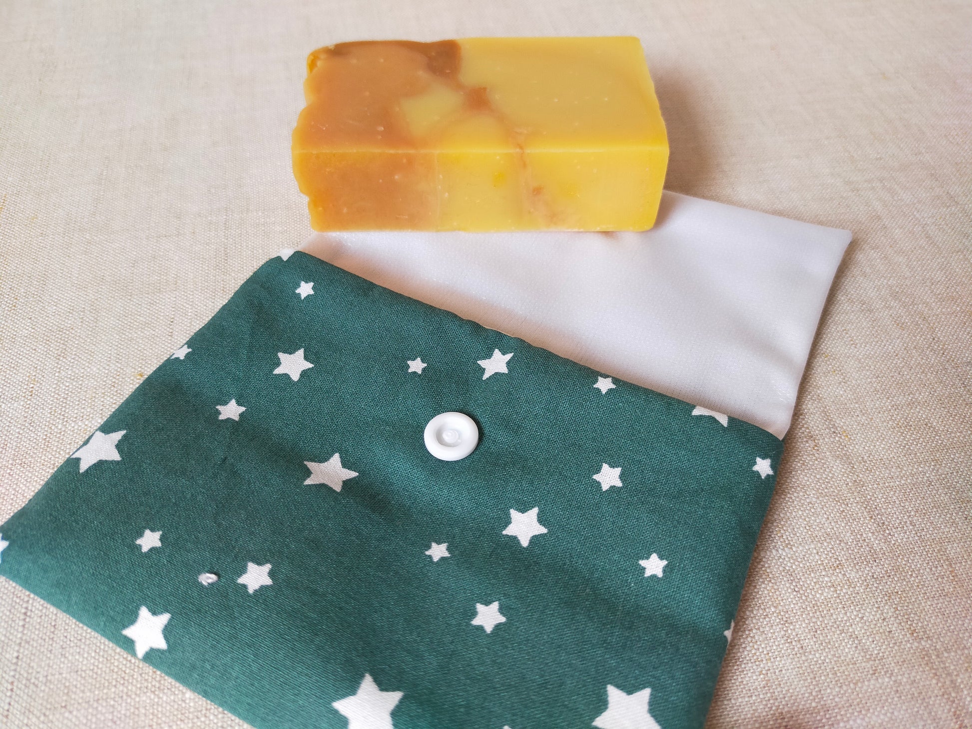 pochette à savon imperméable de couleur verte avec des étoiles blanches. zéro déchet et consommation écoresponsable