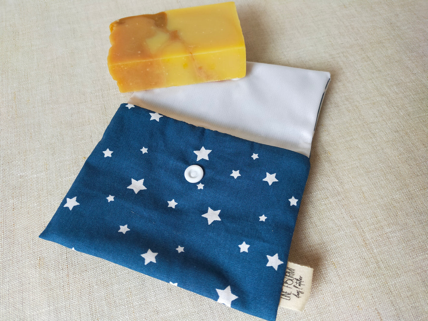 pochette à savon imperméable de couleur bleu avec des étoiles blanches. zéro déchet et consommation écoresponsable