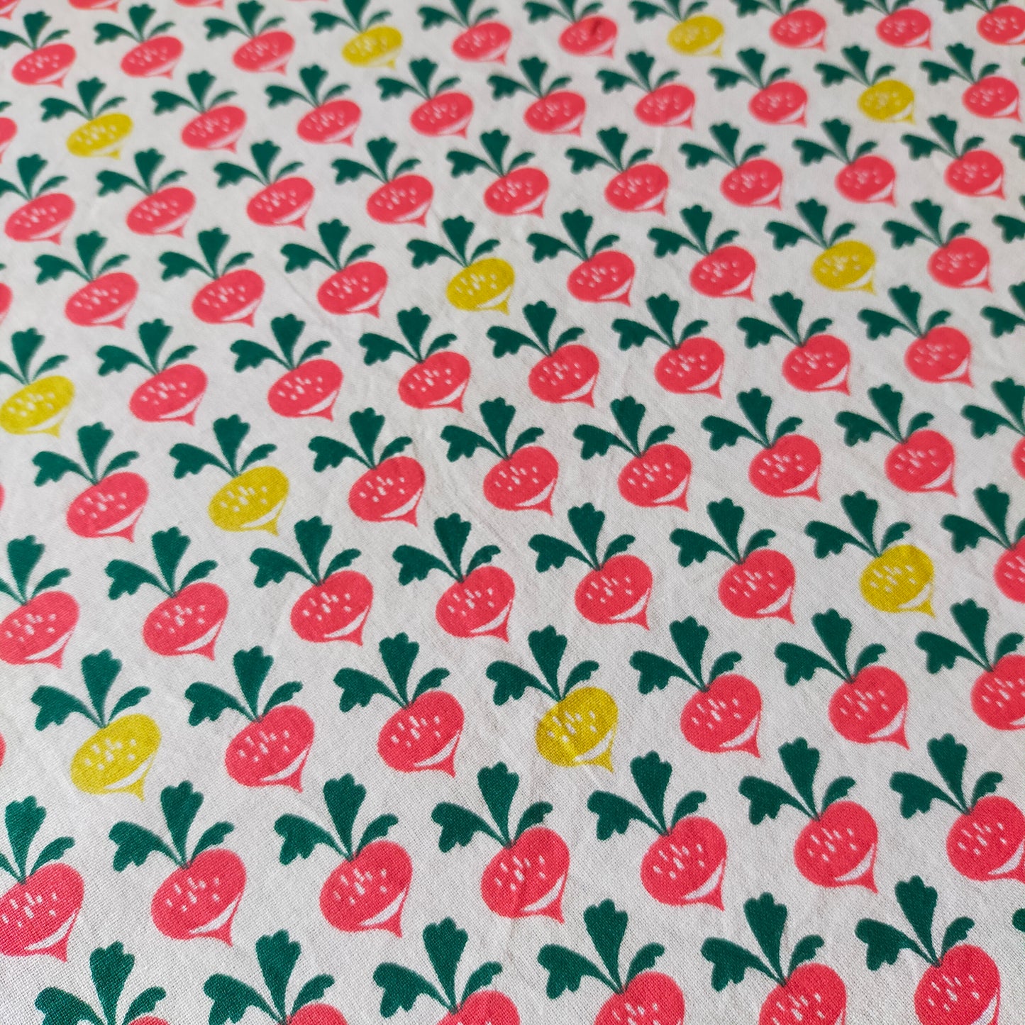 cretonne de coton fond blanc avec des dessins de radis tons rose, jaune et vert