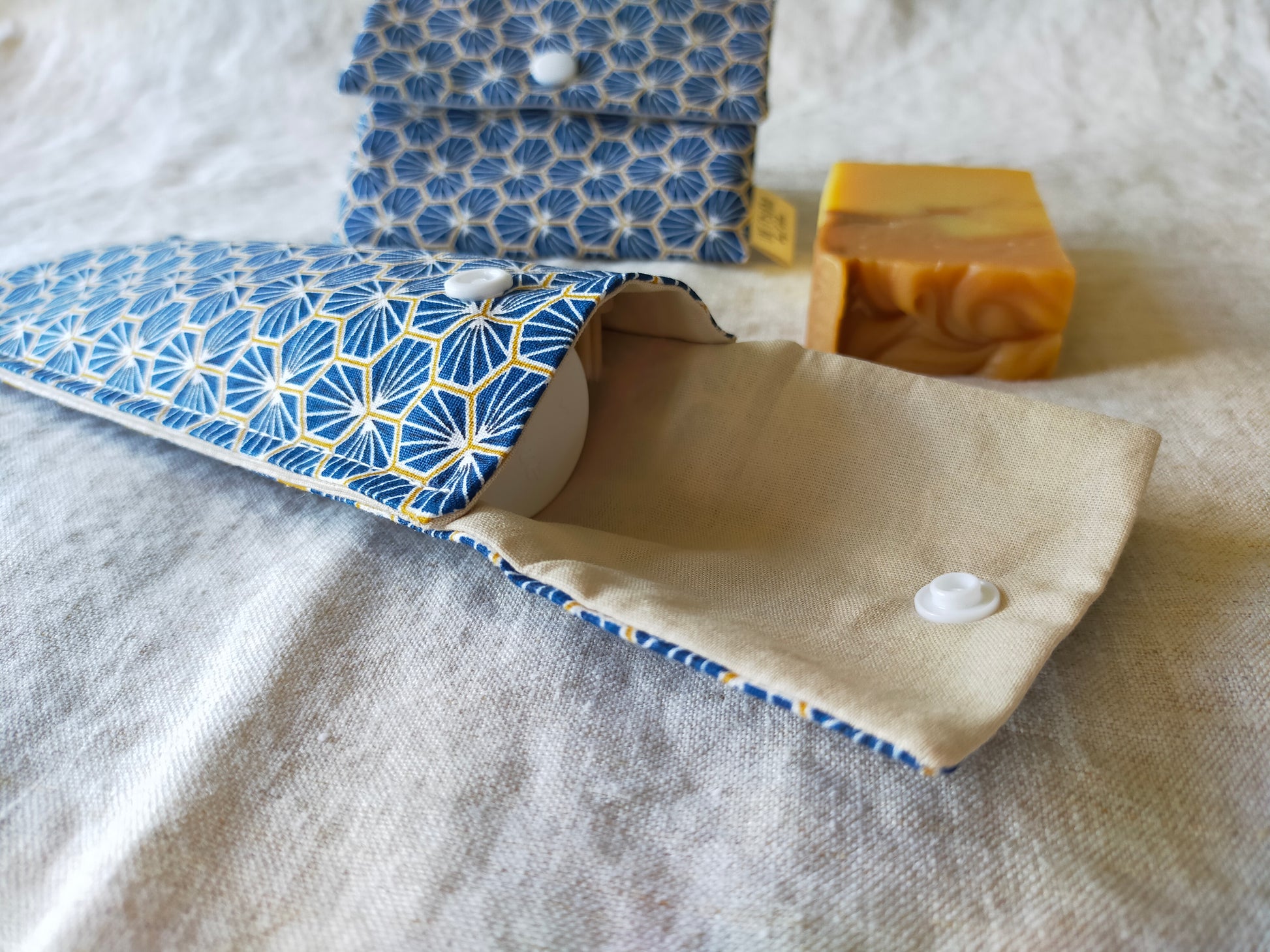 ensemble pochette à savon et étui brosse à dent bleu et motifs géométriques. accessoire de voyage pour trousse de toilette.