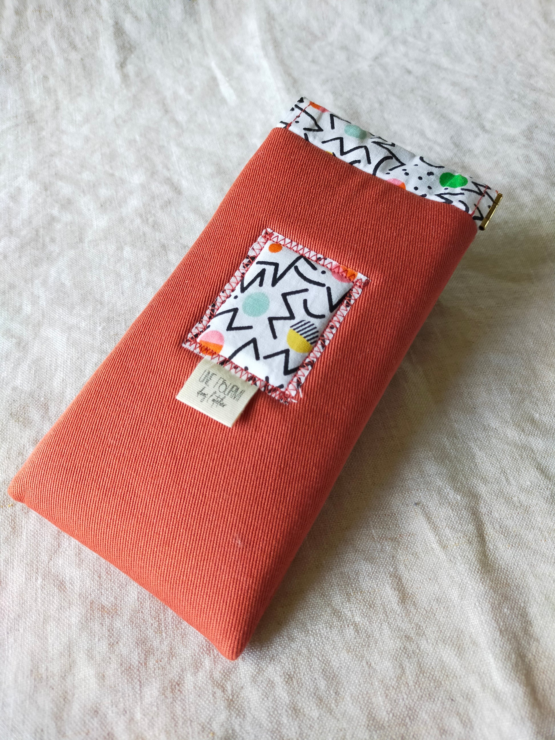 Etui à lunettes gabardine de coton terracotta et doublé en coton coloré et motifs graphiques. étiquette de la marque Une fourmi dans l'atelier sur l'avant