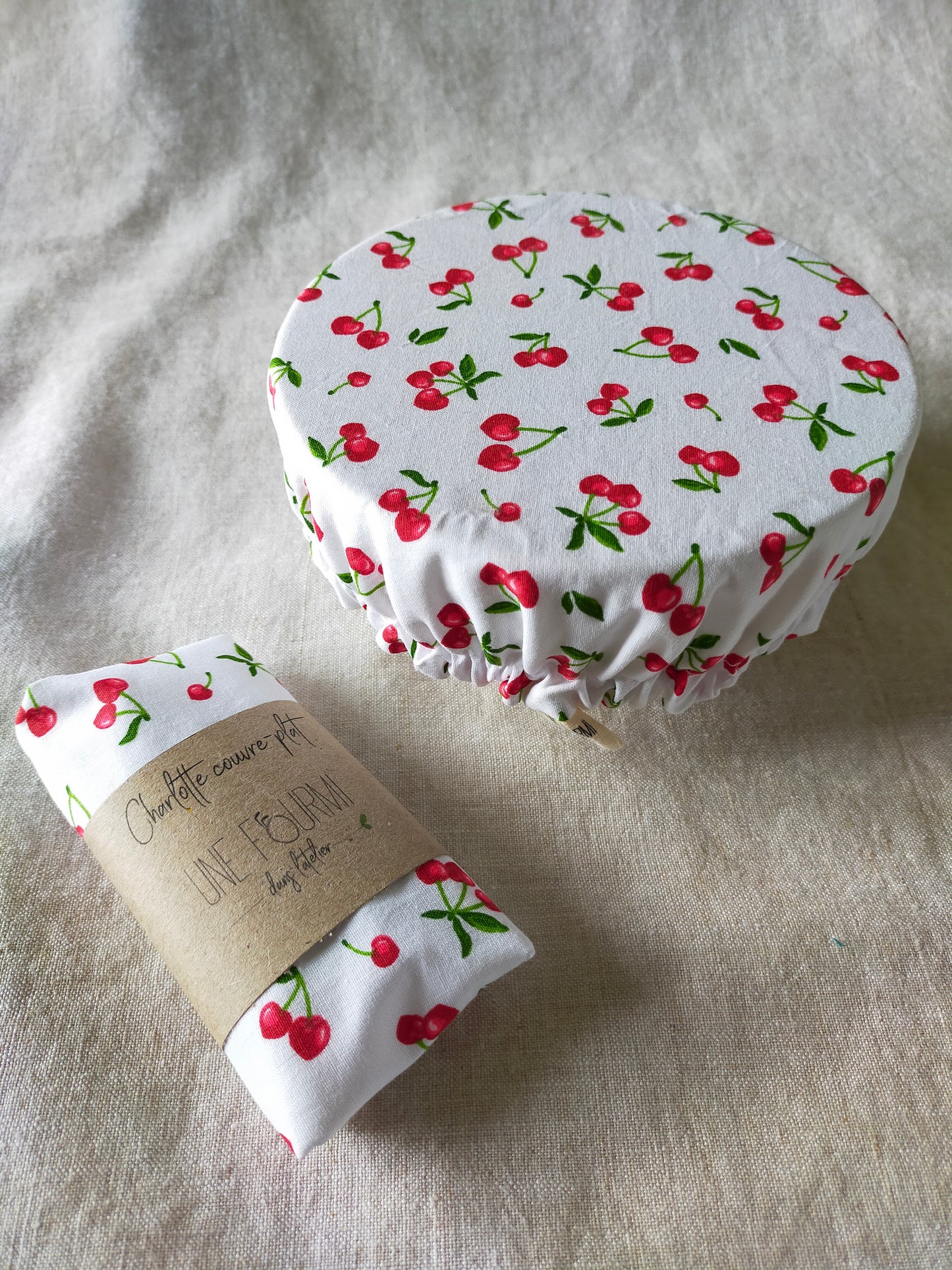 charlotte de petite taille pour bol ou petit saladier. Tissus blanc avec des cerises. accessoire zéro déchet pour la cuisine.