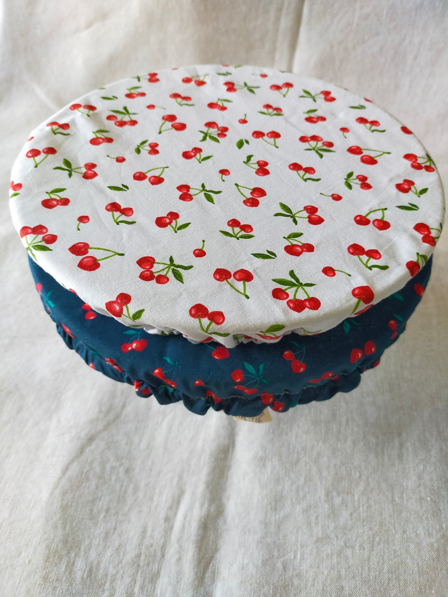 Charlotte couvre plat de couleur bleu marine avec motifs cerises ou blanc avec cerises. taille de la charlotte alimentaire pour saladier ou assiette. accessoire zéro déchet pour la cuisine, emballage écologique pratique et utile