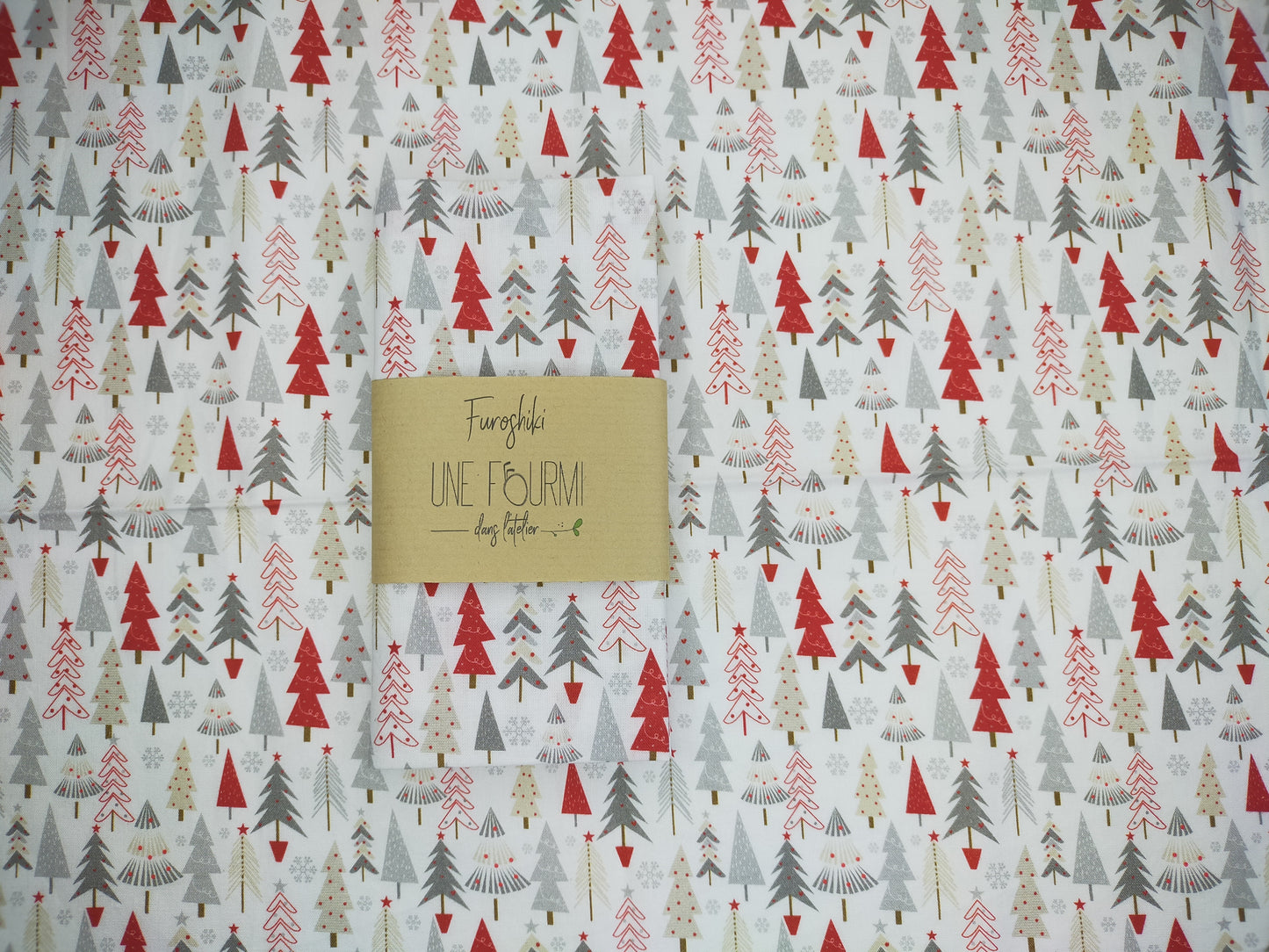 tissu en coton blanc et motifs sapin rouge, gris et beige