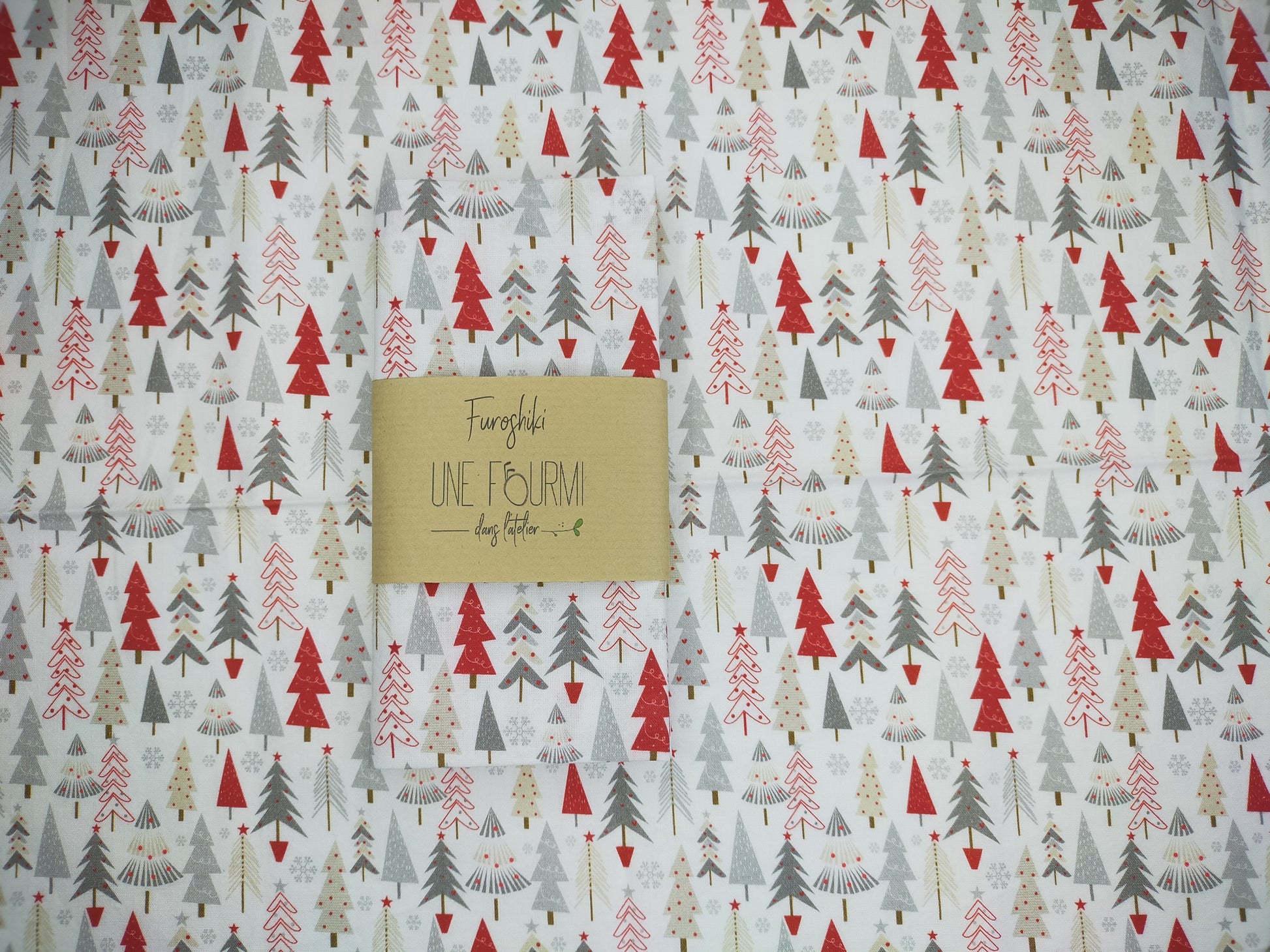 tissu en coton blanc et motifs sapin rouge, gris et beige