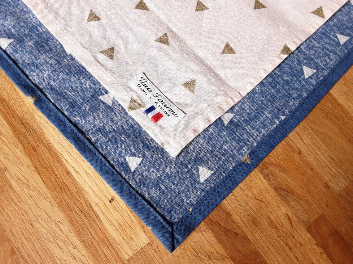 zoom sur couture de furoshiki. tissu coton nude et triangles dorés ou coton bleu et triangles dorés.