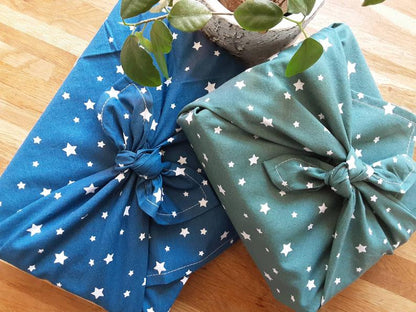 furoshiki en coton de couleur bleu ou vert avec étoiles blanches. emballage cadeau réutilisable et lavable, accessoire écologique et zéro déchet.